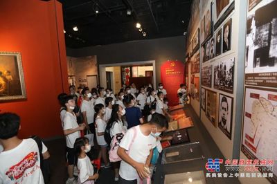 舞臺藝術造型策劃 三一“小候鳥”進工廠、玩挖機、學知識